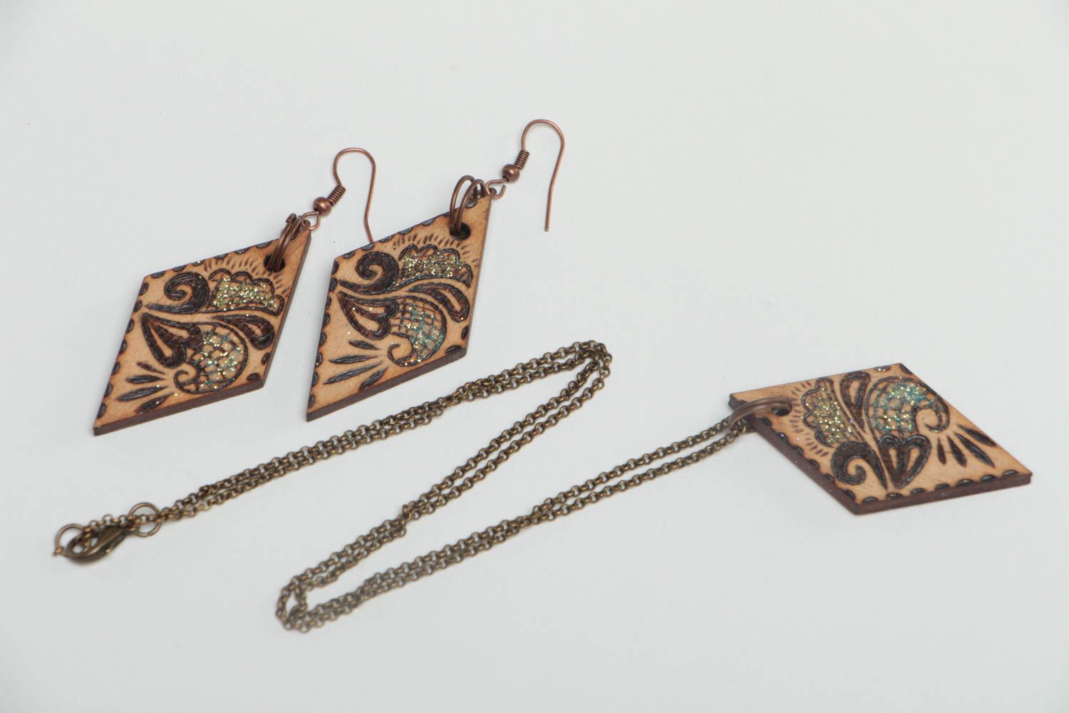 Модные серьги и кулон из дерева ручной работы деревянные украшения с выжыганием фото 2