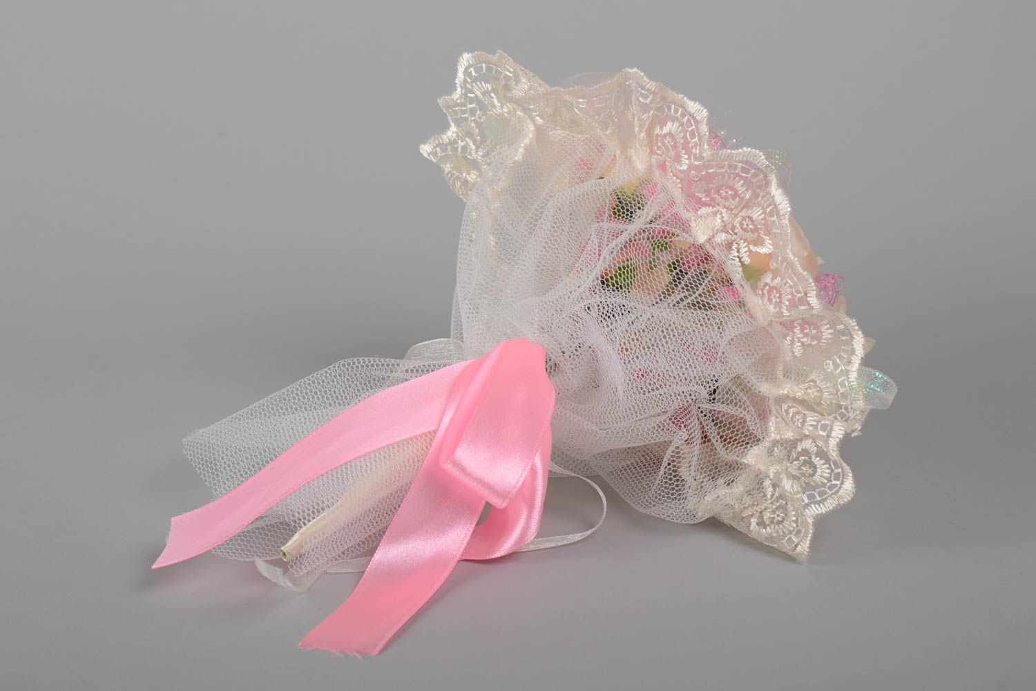 Нежный свадебный букет из искусственных цветов роз ручной работы красивый фото 3