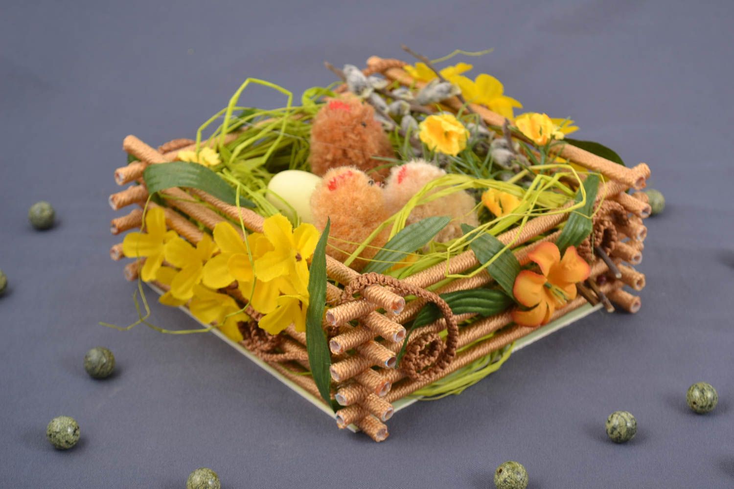 Композиция на Пасху в корзинке с яйцами цыплятами и цветами ручная работа фото 1