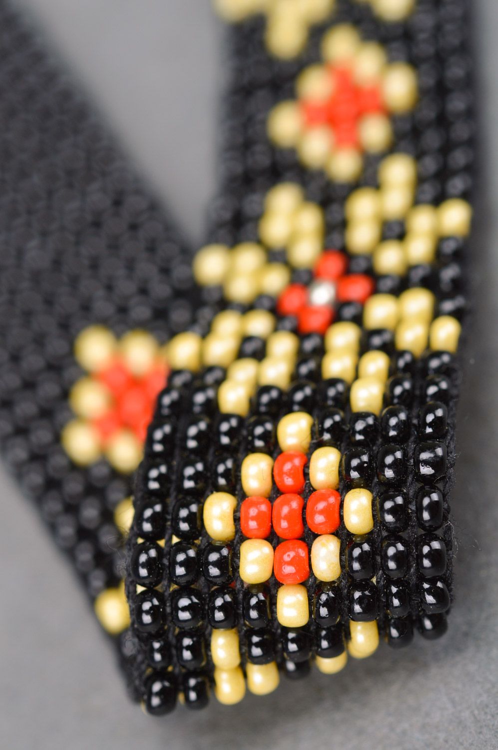 Collar trenzado de abalorios checos negro y amarillo con flores bonito ancho artesanal foto 4
