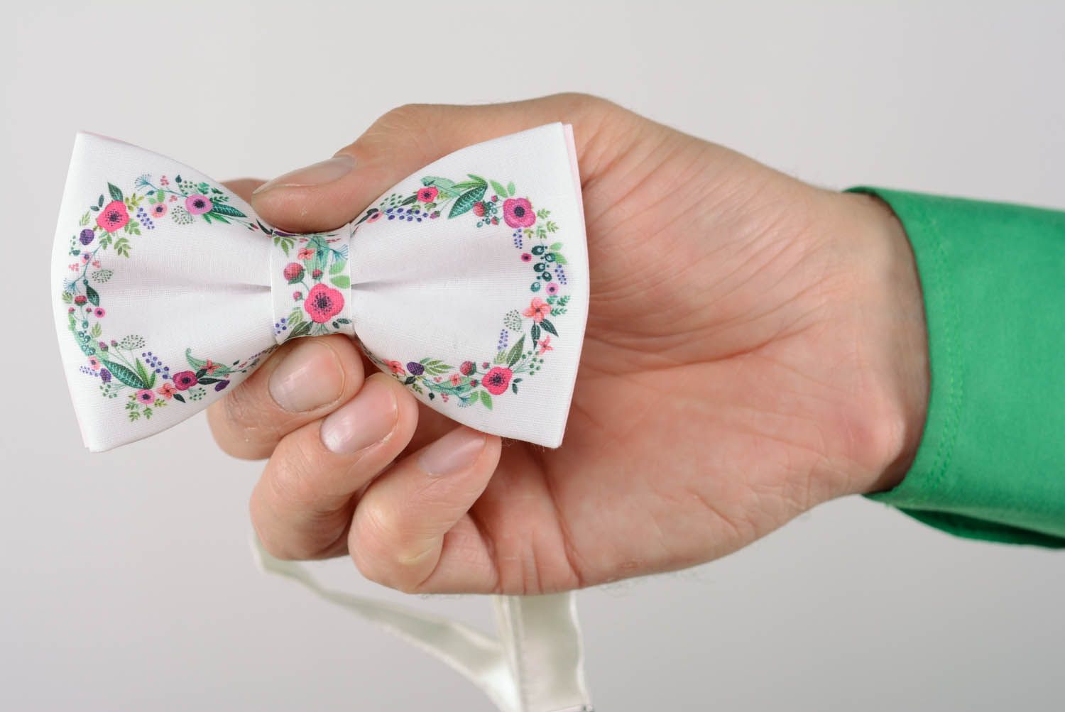 Gravata borboleta branca com padrão feita de algodão foto 5