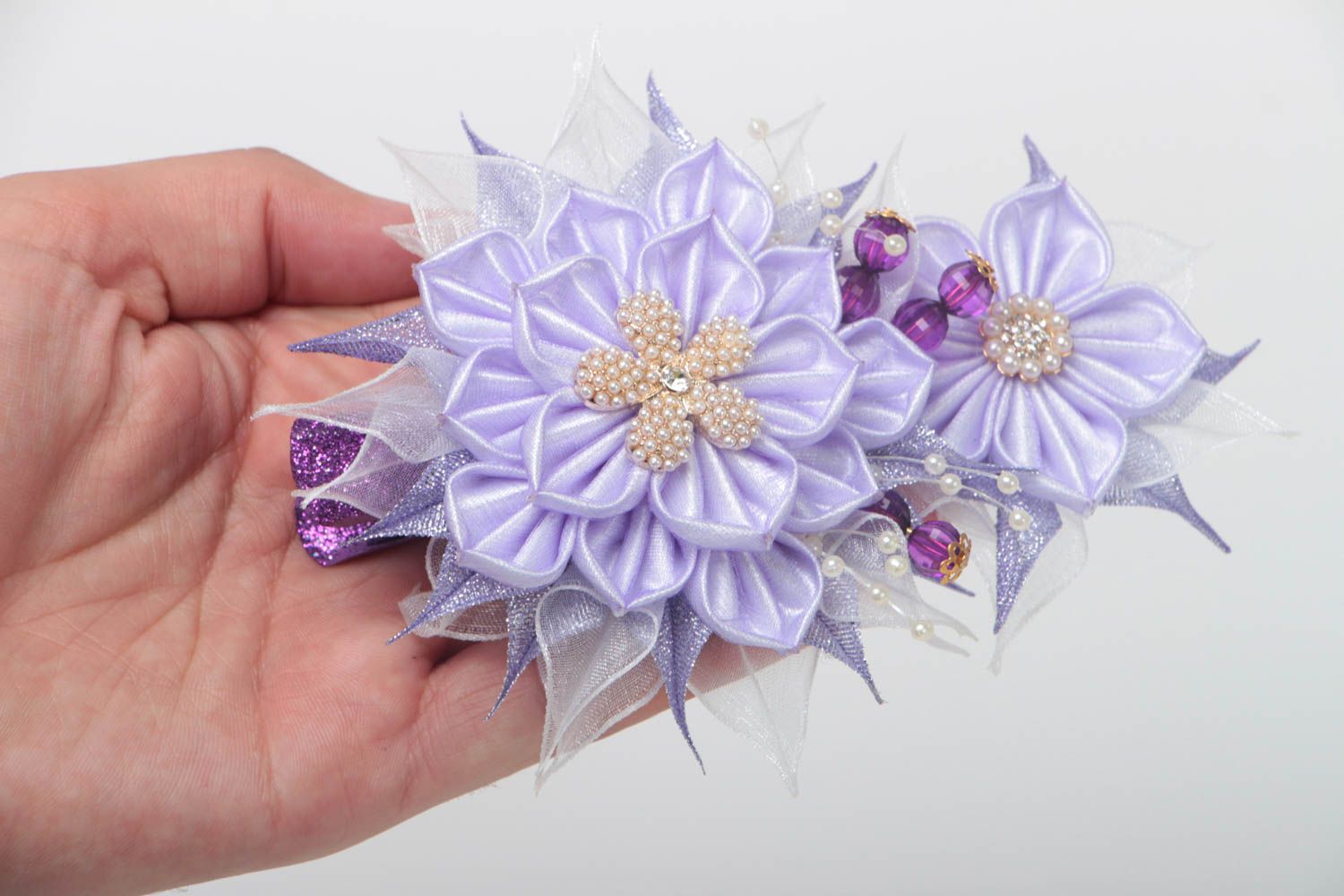 Schöne Kanzashi Haarspange aus Bändern Blume für Frauen künstlerische Handarbeit foto 5