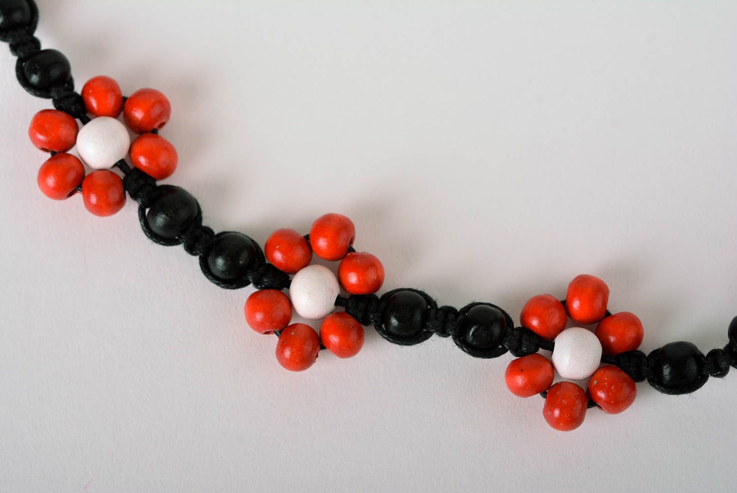 Collier floral Bijou fait main rouge-noir perles de bois Cadeau pour femme photo 4