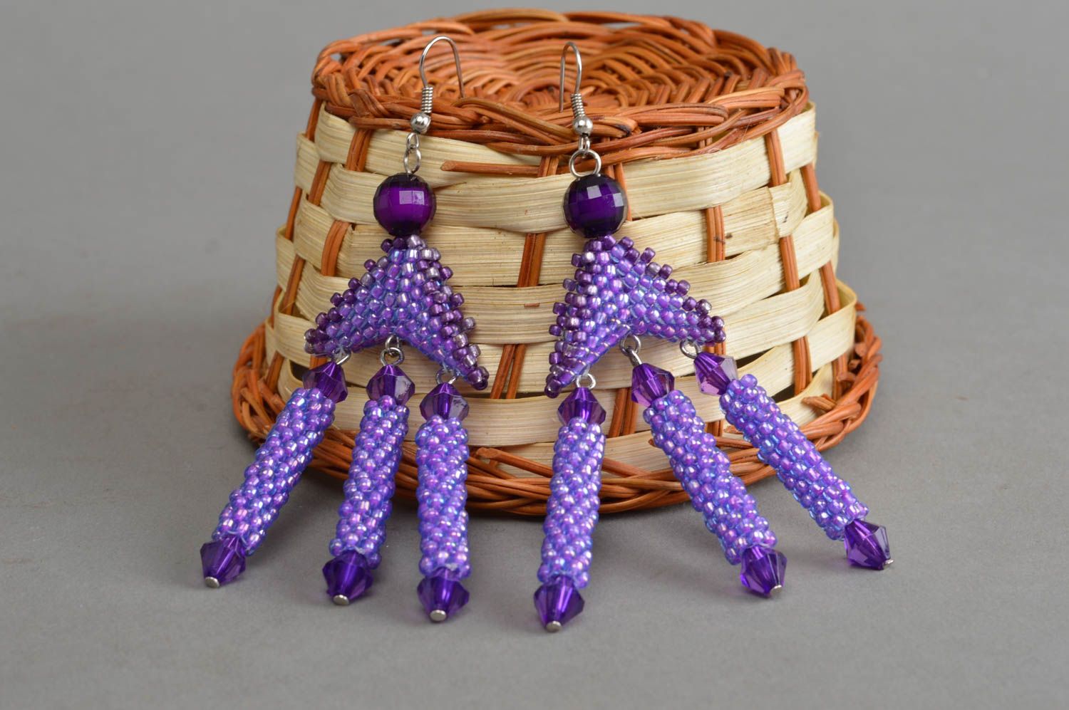Фиолетовые серьги из бисера с бусинами ручной работы в виде подвесок красивые фото 1