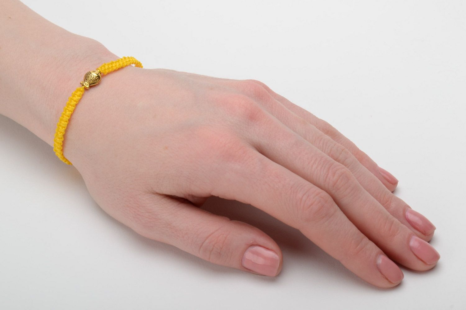 Handgemachtes gelbes regulierbares geflochtenes Armband aus Fäden in Makramee Technik foto 2