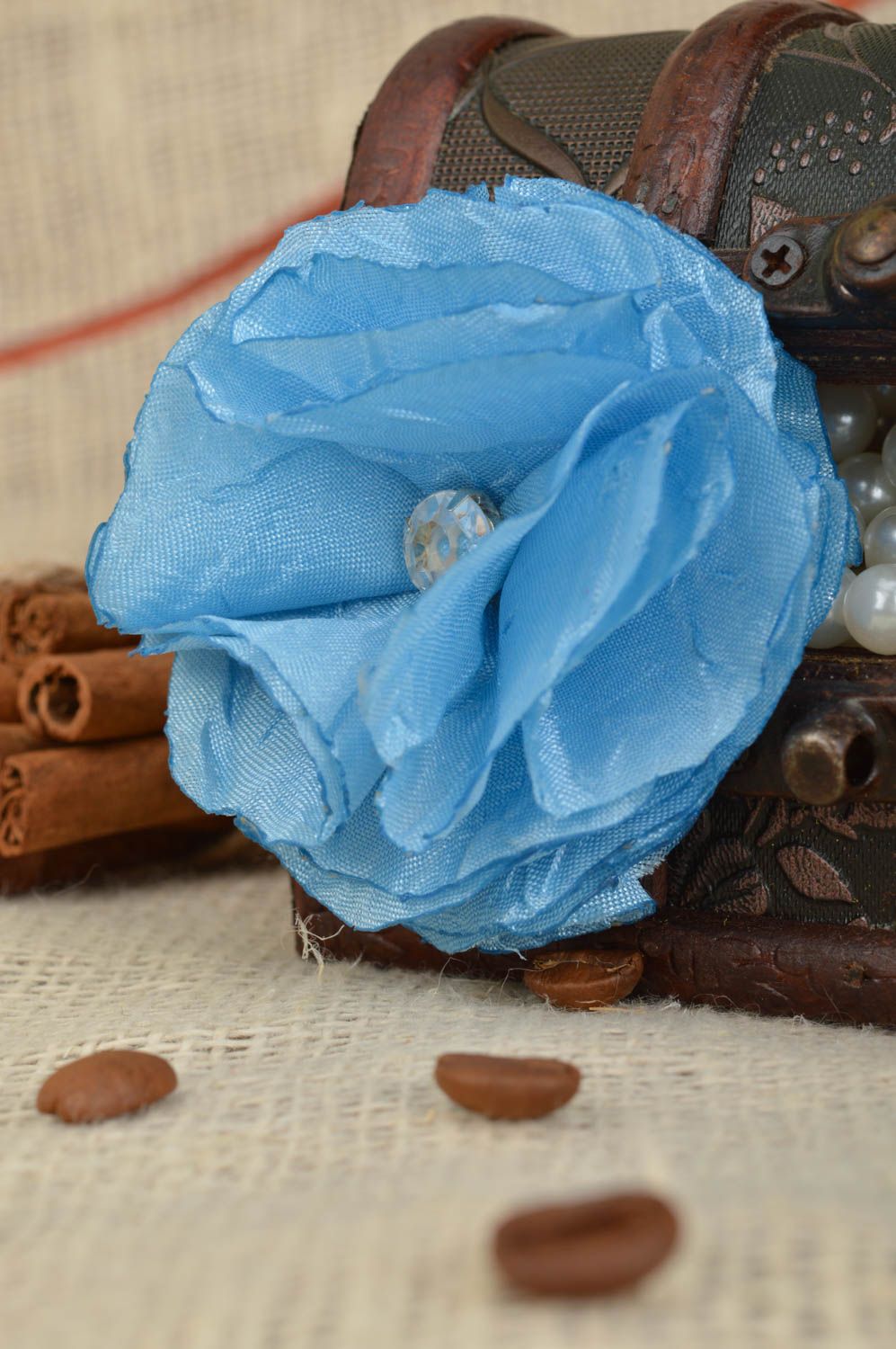 Брошь из ткани ручной работы красивая в виде цветка пышная голубая со стразом фото 6