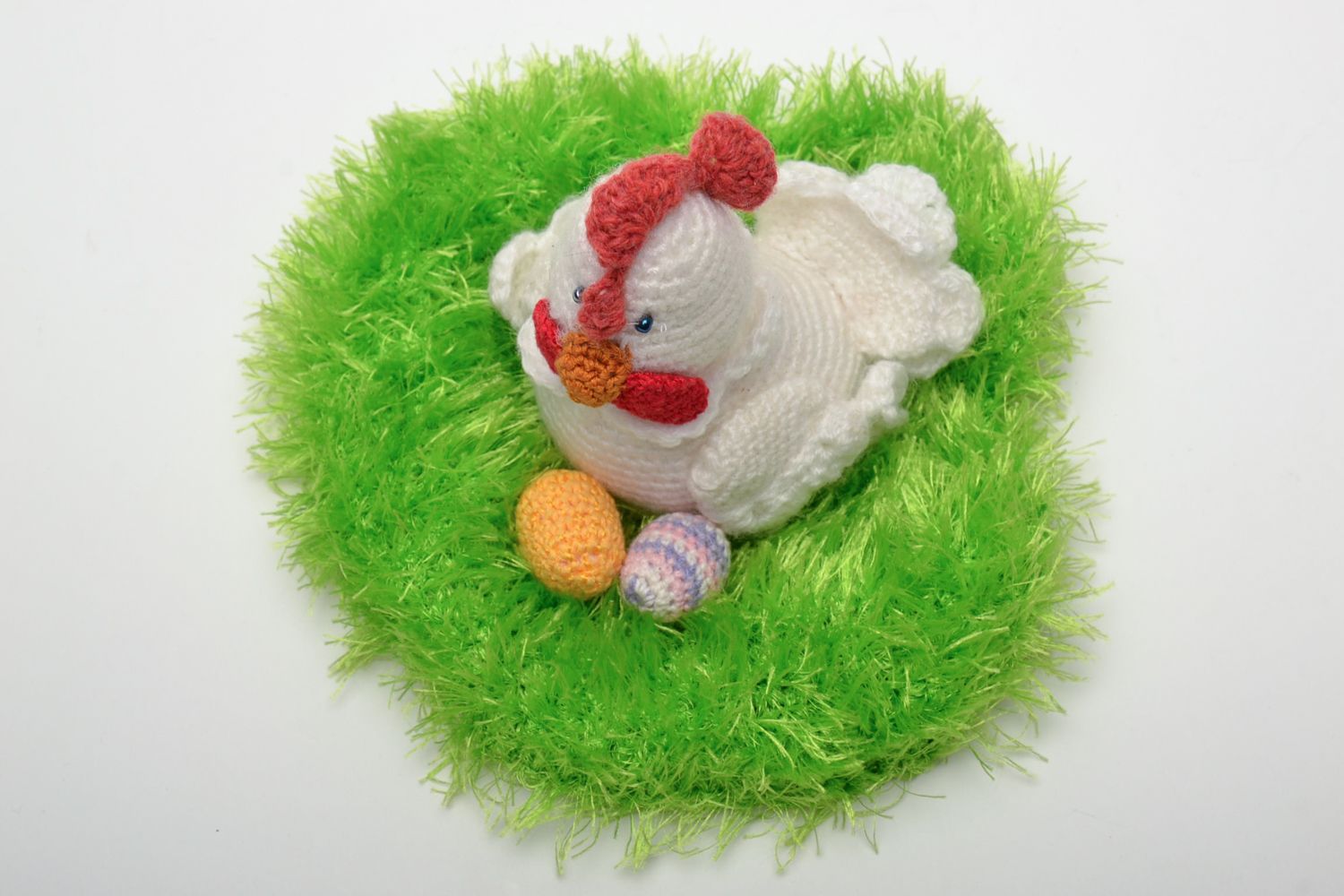 Petit jouet décoratif tricoté moux fait main en forme de poule dans le nid photo 4