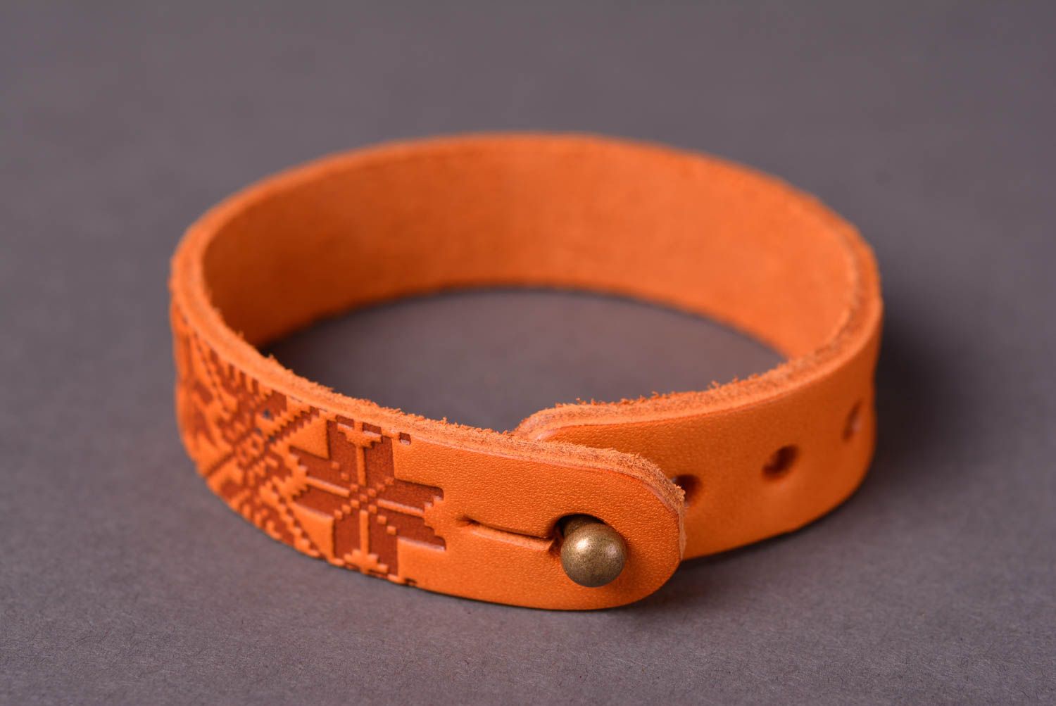 Кожаный браслет ручной работы аксессуар из кожи свтелый браслет на руку фото 4