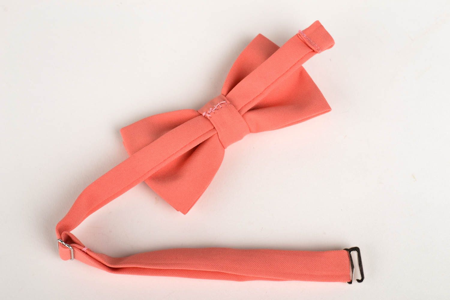 Corbata de lazo color coral artesanal pajarita moderna accesorio unisex foto 2