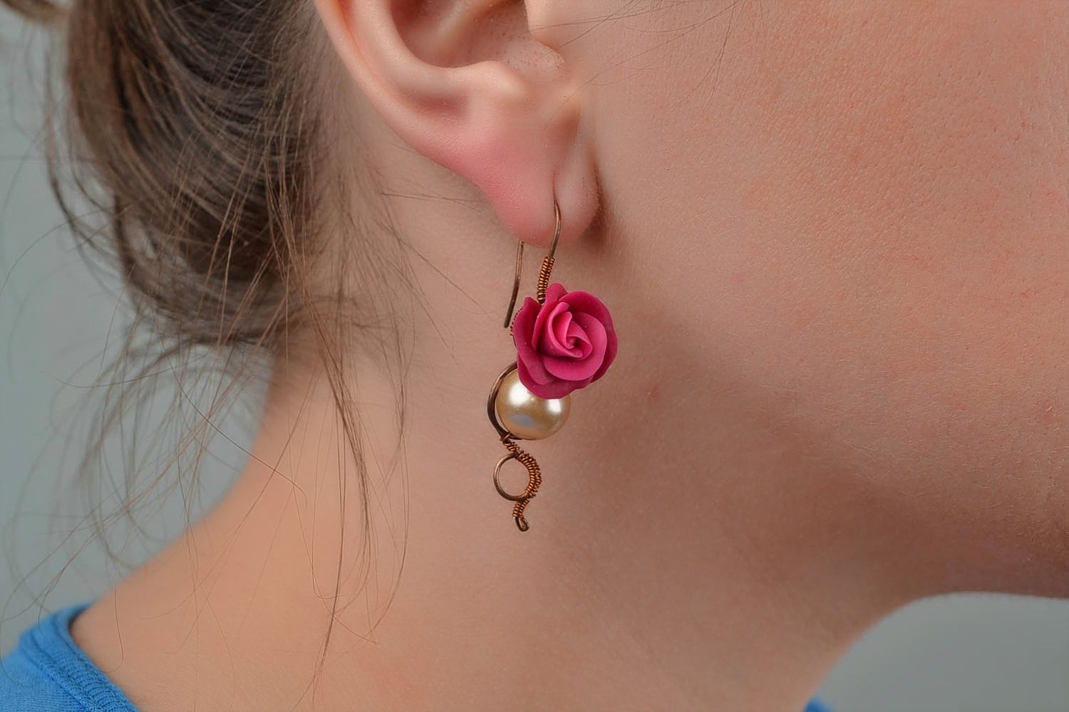 Rosa Ohrringe aus Polymer Ton mit Perlen und Kupfer handmade zarter Schmuck  foto 2