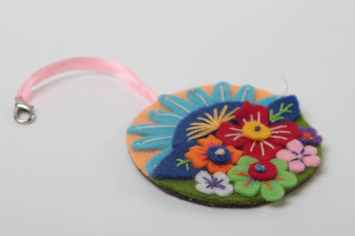 Брелок из фетра круглый красивый с цветами для детей и взрослых ручная работа фото 3