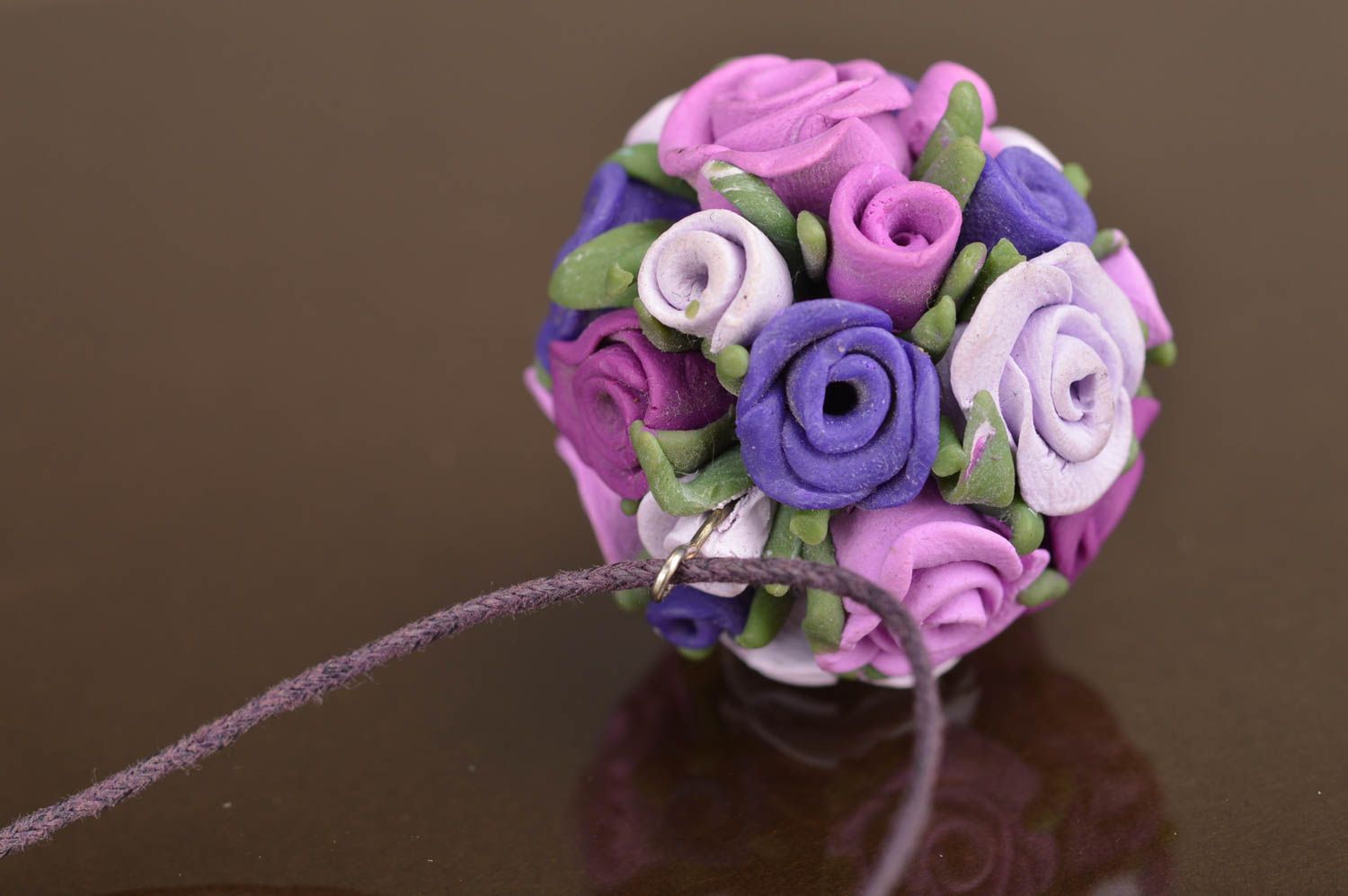 Кулон с цветами из полимерной глины сиреневый на шнурке розы ручная работа фото 4