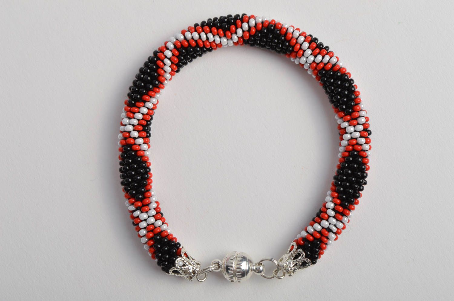 Bracelet perles de rocaille Bijou fait main noir motif blanc-rouge Cadeau femme photo 2