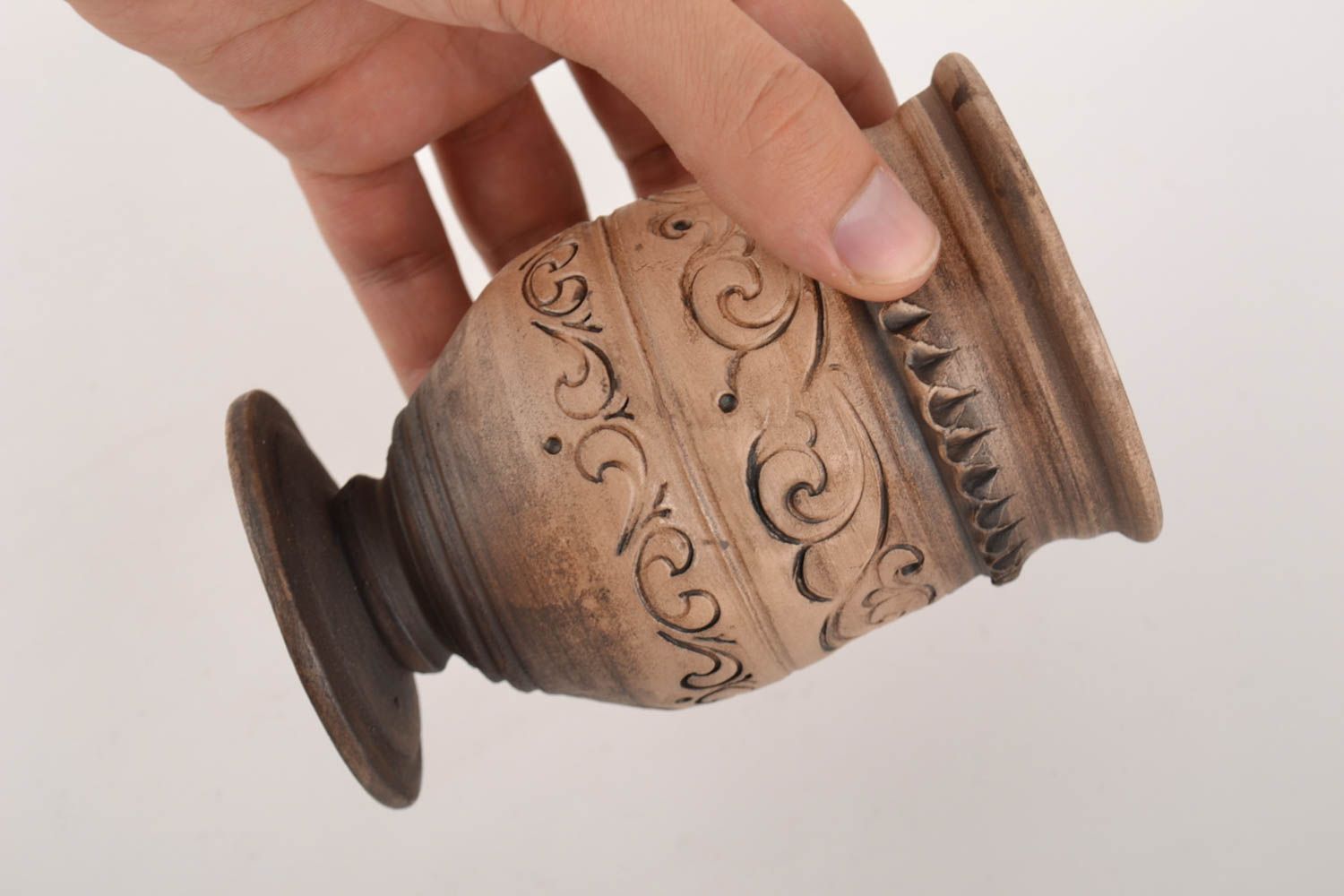 Vaso de arcilla hecho a mano con ornamentos tratado con plata marrón en pata foto 4