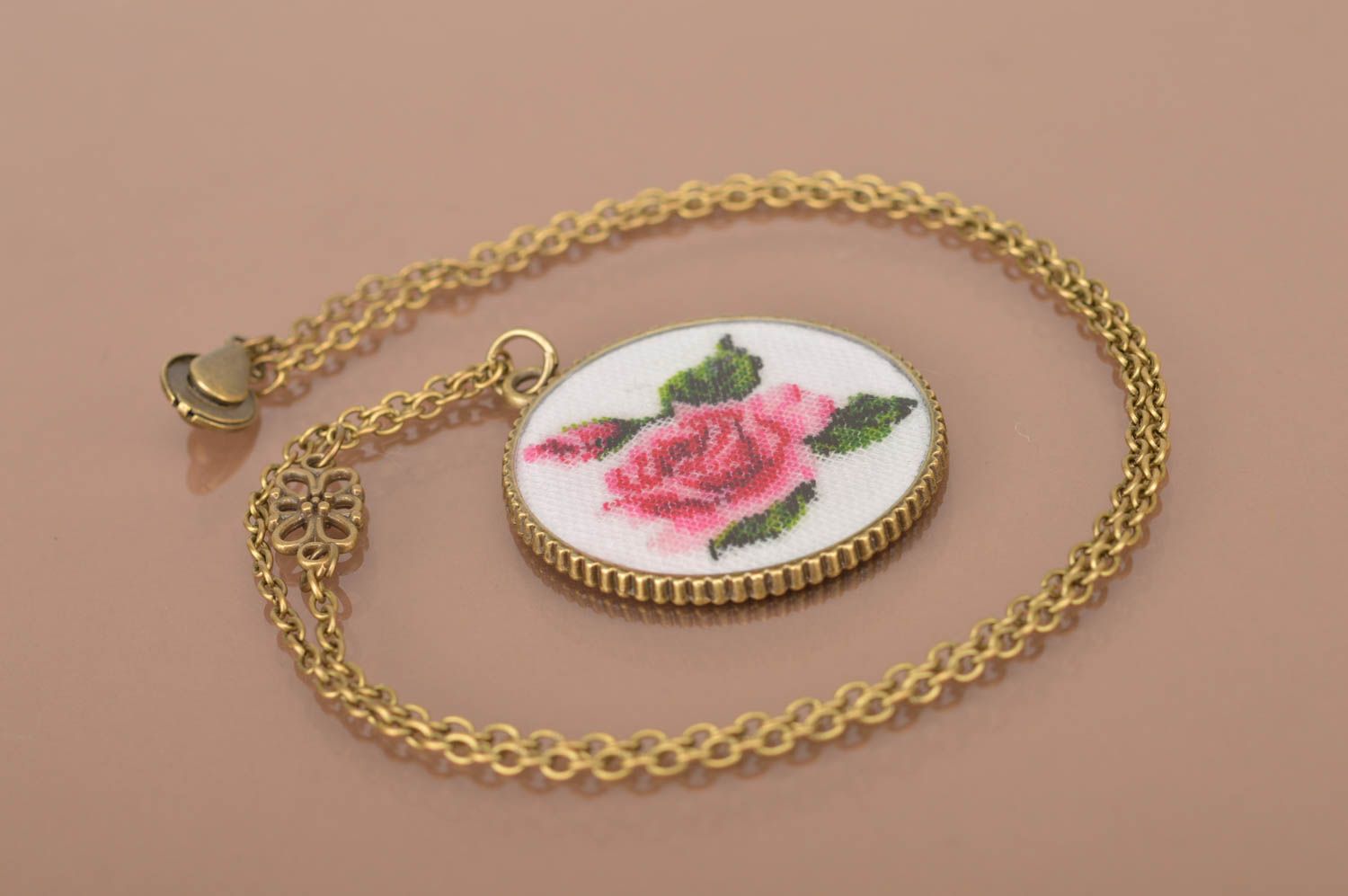 Pendentif blanc avec fleur rose Bijou fait main rond brodé original Cadeau femme photo 4