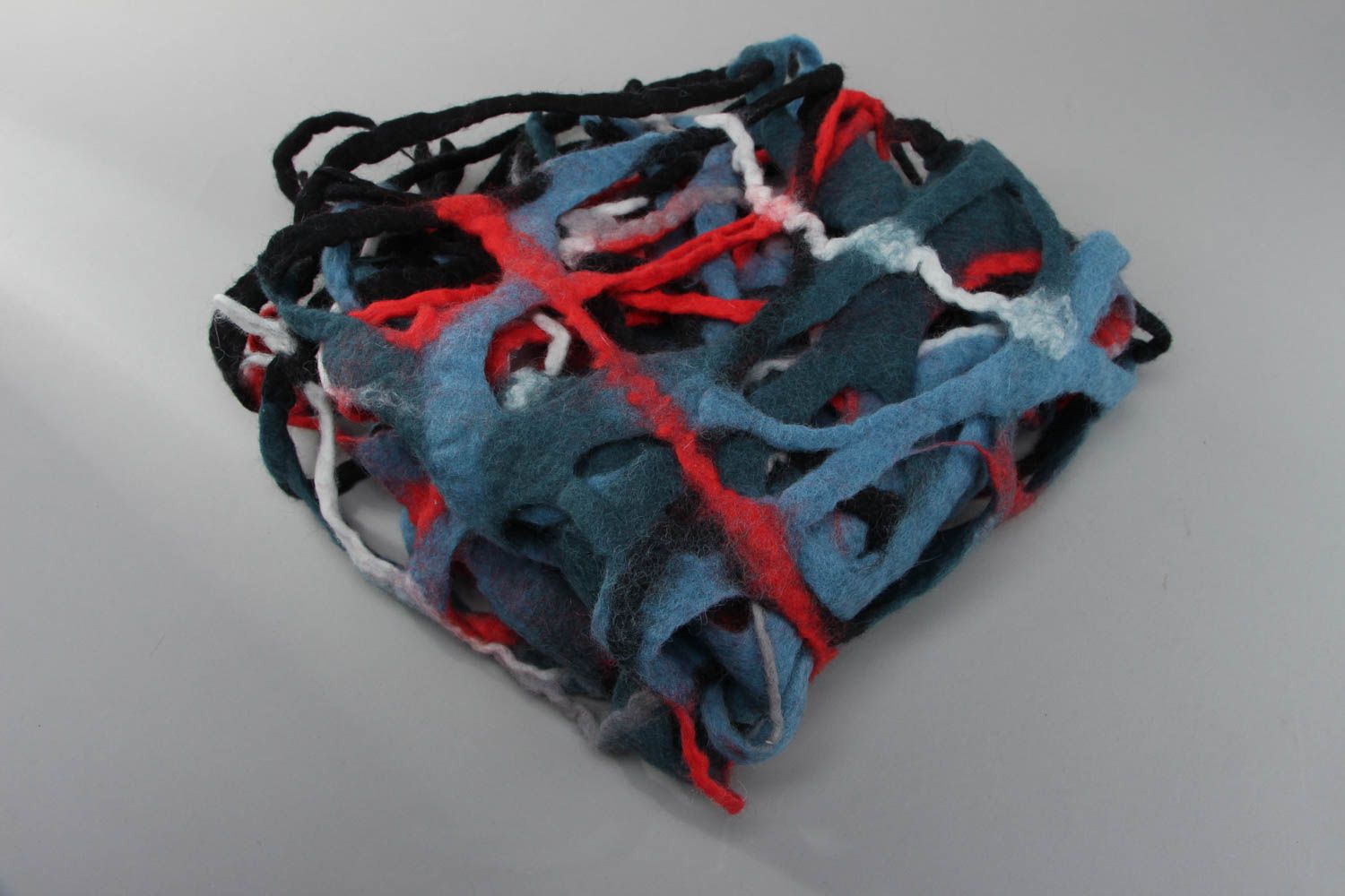 Écharpe chaude originale en laine technique de feutrage photo 1