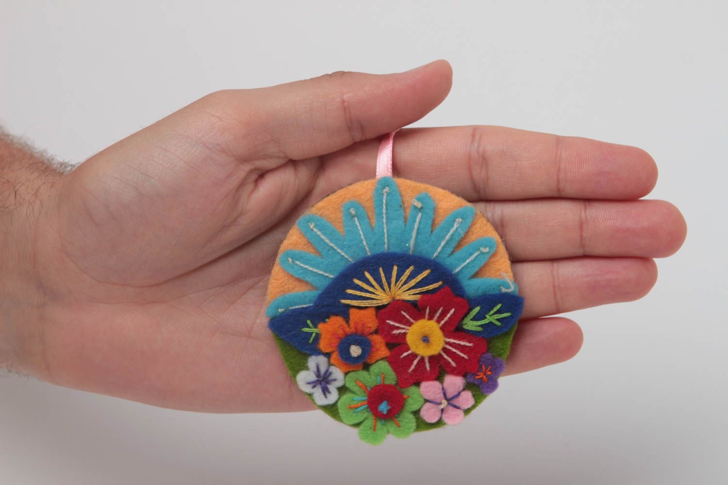 Брелок из фетра круглый красивый с цветами для детей и взрослых ручная работа фото 5