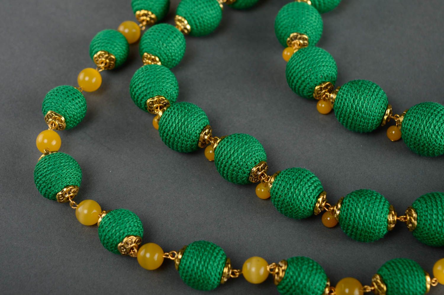 Collier tricoté au crochet fait main vert en fils cotonniers et perles fantaisie photo 2