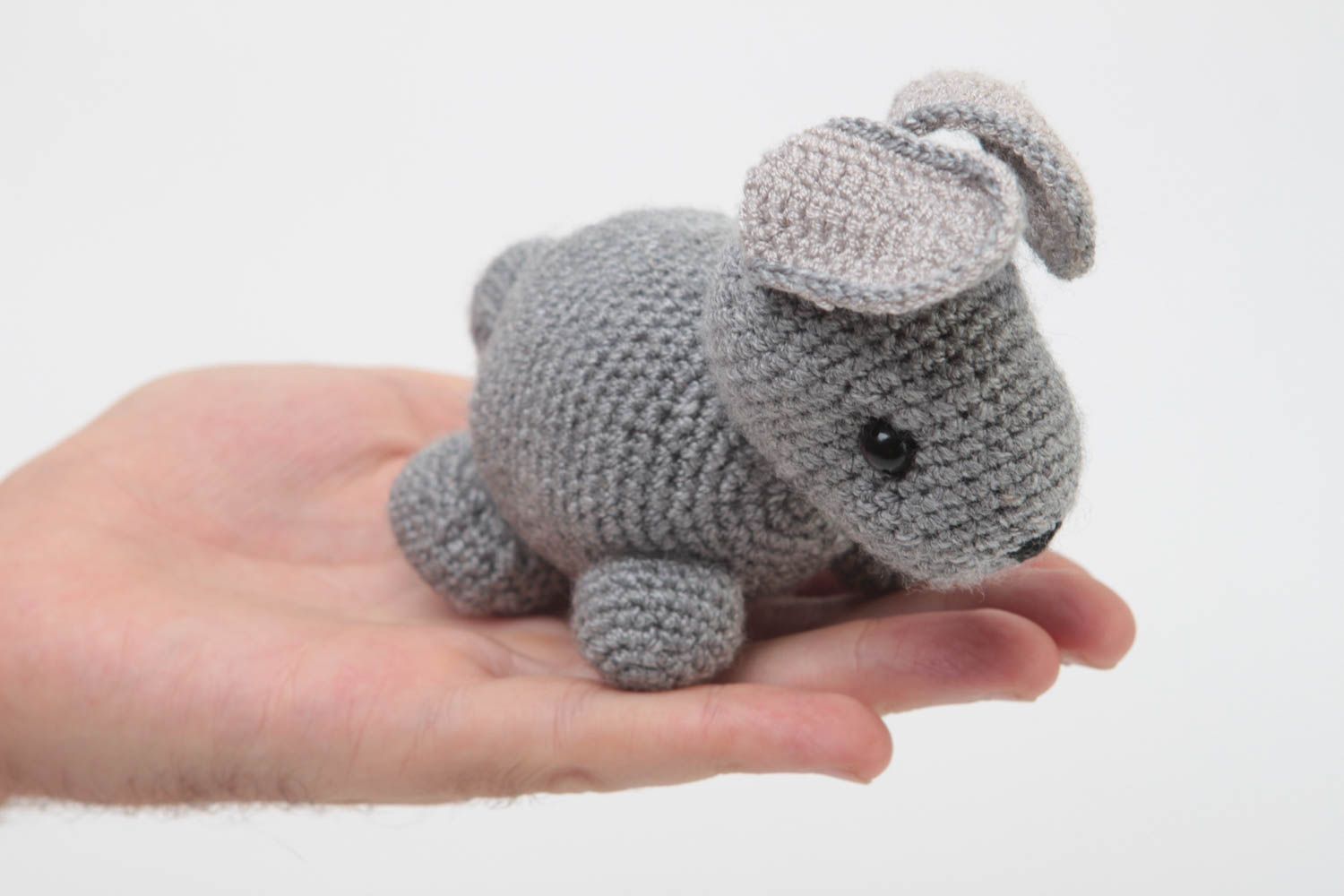 Игрушка кролик ручной работы игрушка животное мягкая вязаная игрушка серая  фото 5