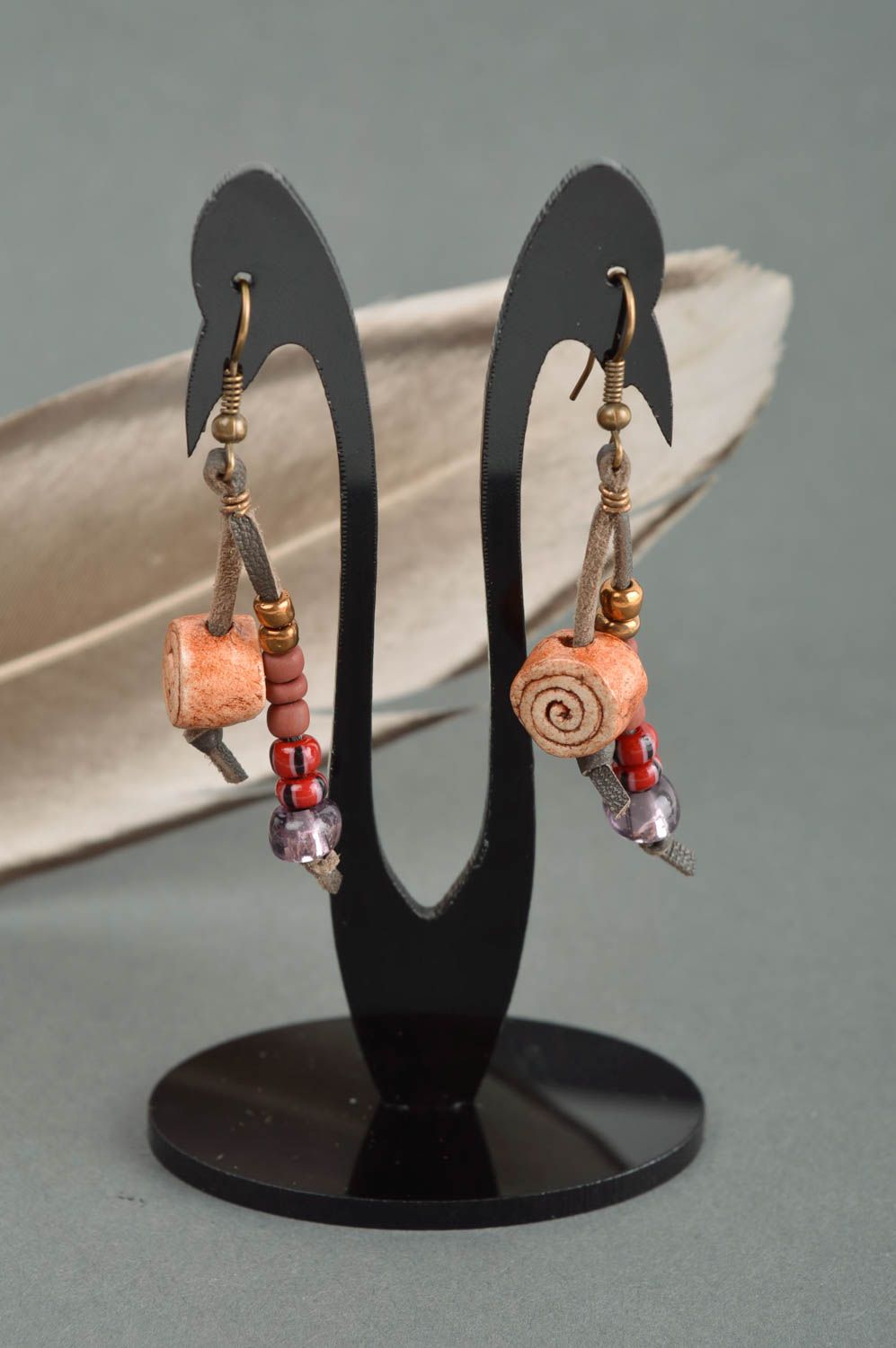 Boucles d'oreilles pendantes Bijou fait main fantaisie Accessoire femme design photo 1