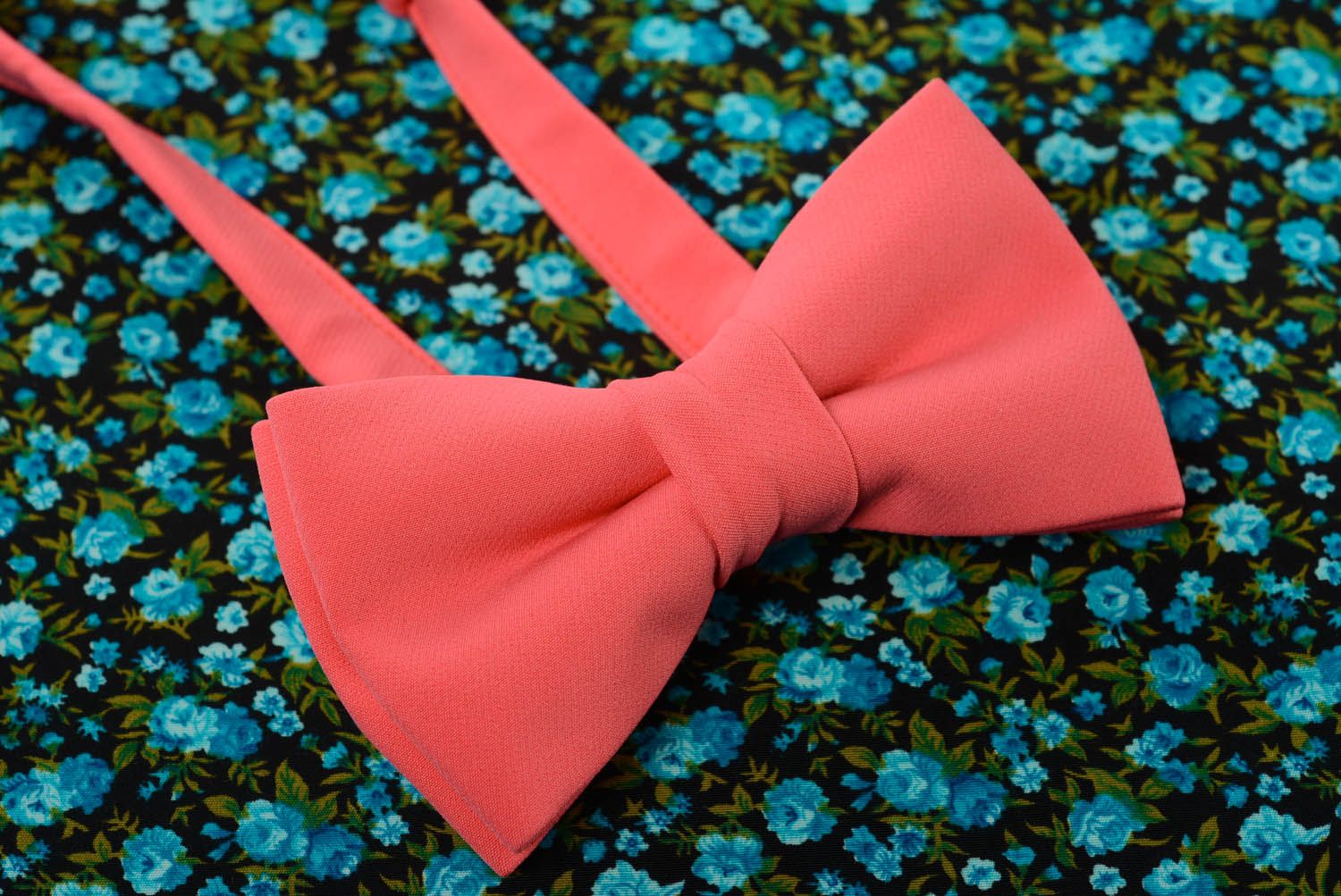 Pink bow tie made of gabardine photo 3