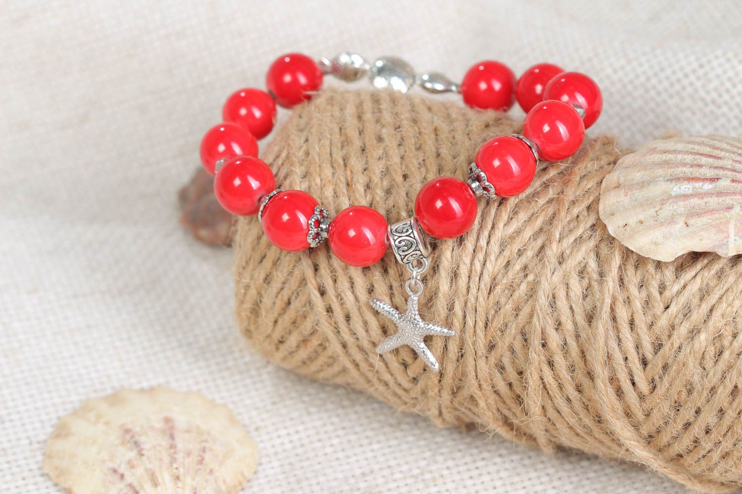 Rotes Armband aus Korallen mit Anhänger Seestern handmade Schmuck für Frauen  foto 1