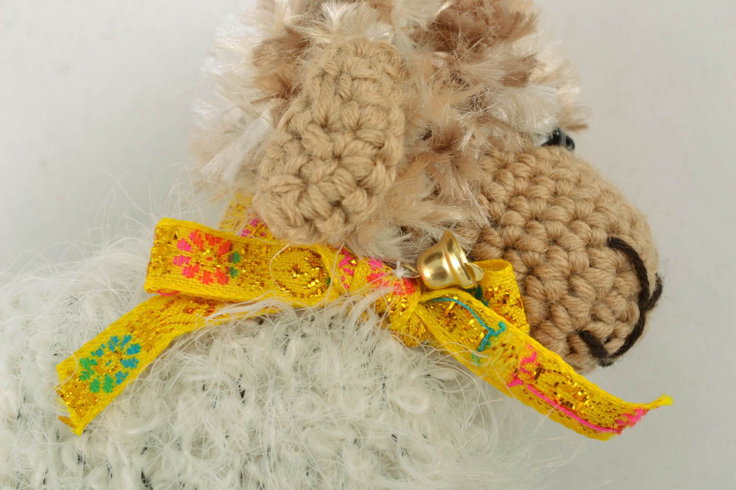 Doudou tricoté au crochet fait main original blanc beige Brebis duveteuse photo 4