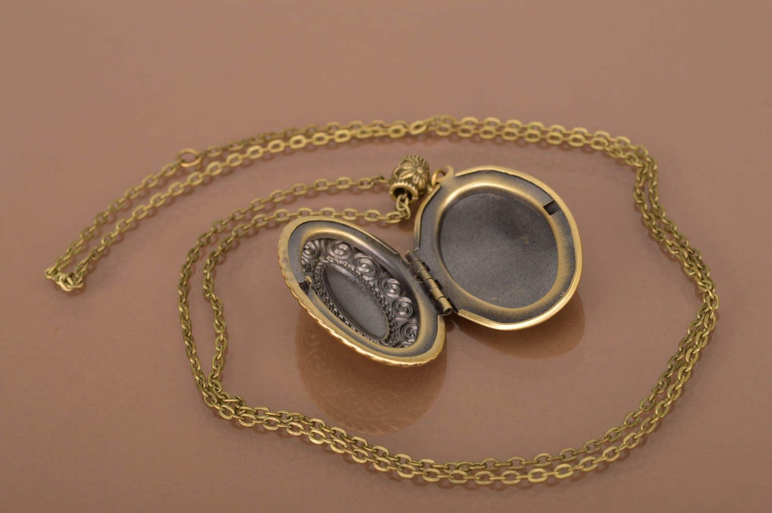 Pendentif médaillon Bijoux fait main en métal Accessoire femme vintage ovale photo 3