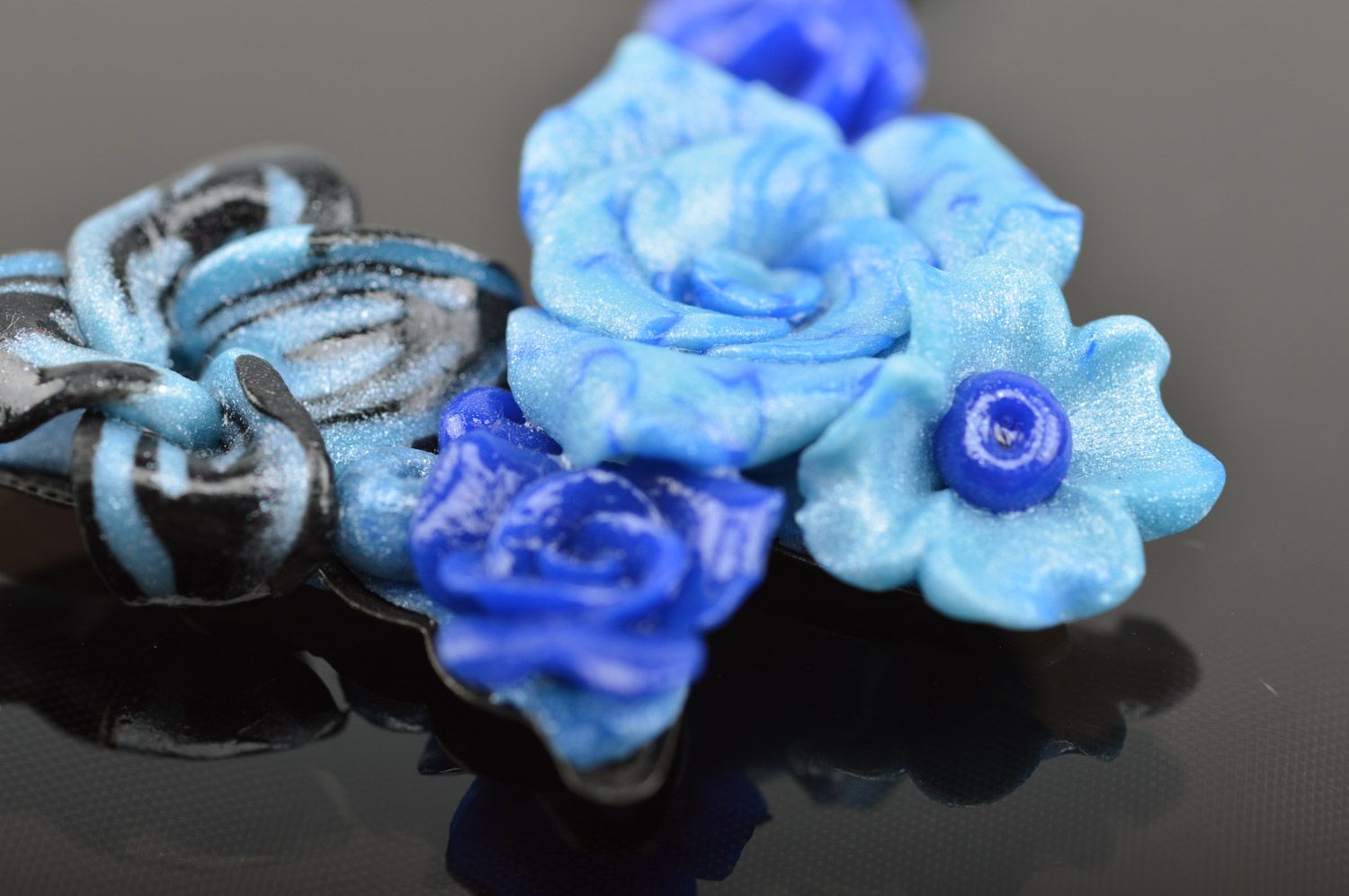Ожерелье из полимерной глины на металлической цепочке ручной работы Синие розы фото 4