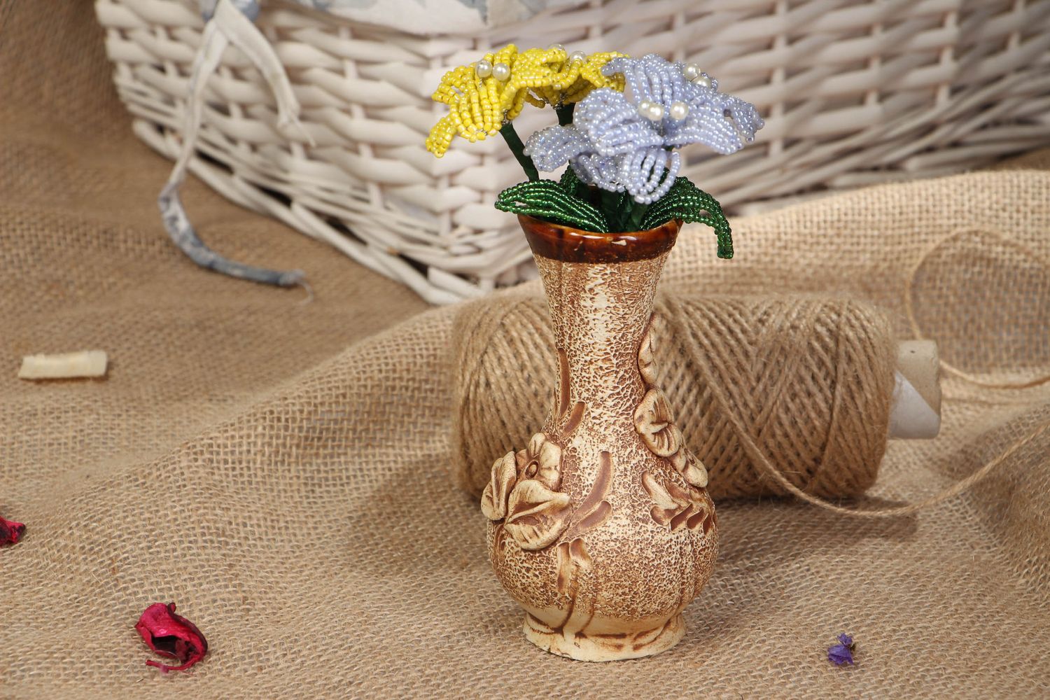 Цветы из бисера в вазочке ручная работа  фото 5