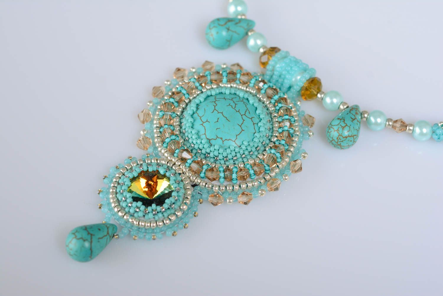 Collier en perles de rocaille et turquénite fait main bleu ciel avec pendentif photo 2