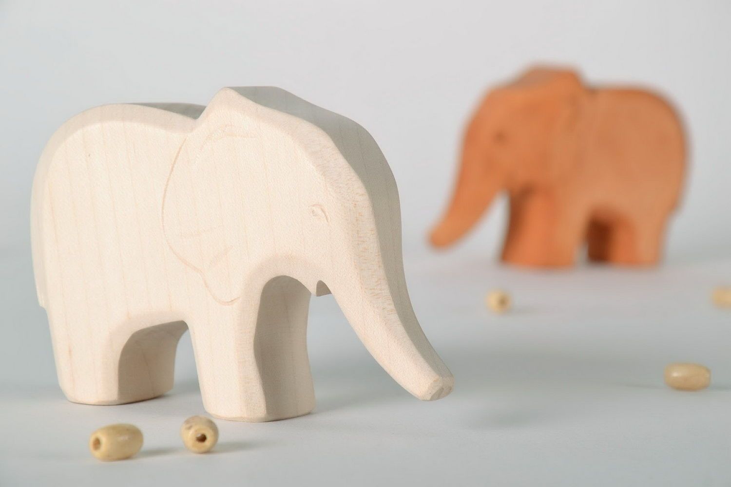 Figurilla artesanal en forma del elefante de madera  foto 2