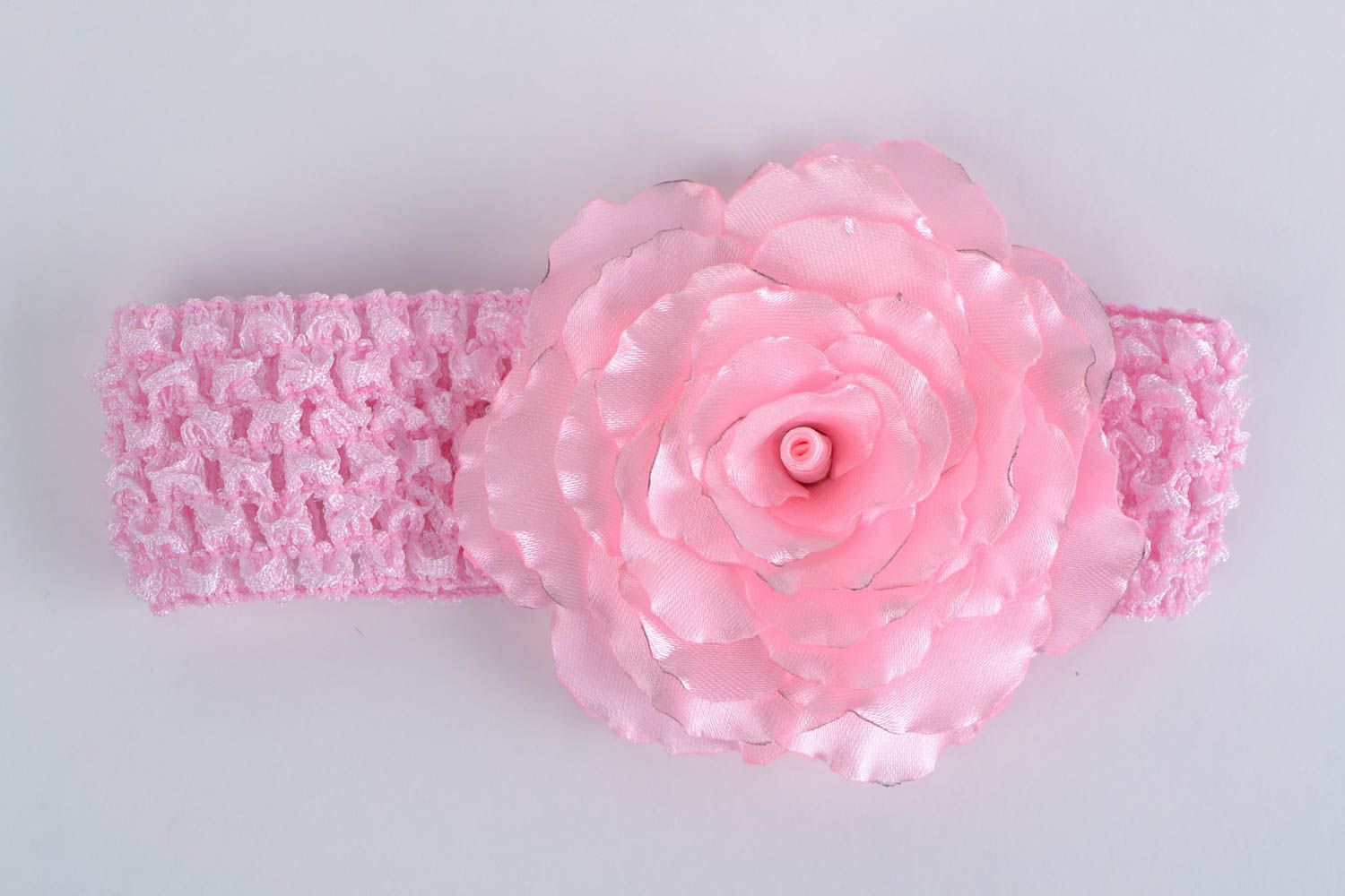 Розовая повязка с цветком из атласных лент ручной работы для девочки нарядная фото 3