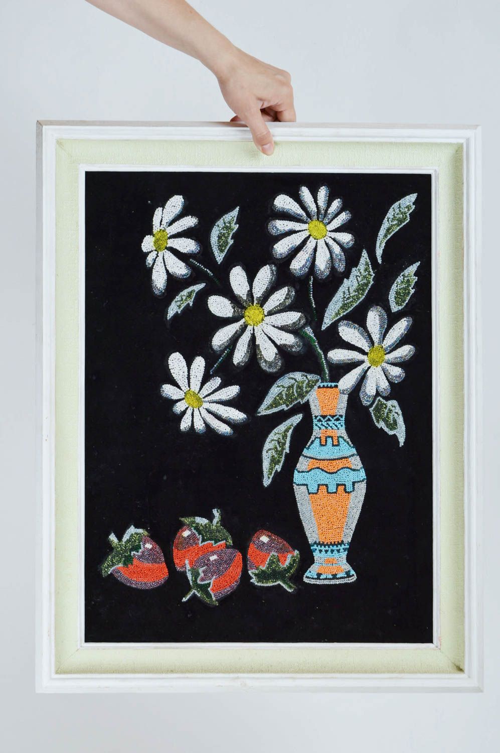 Glasperlen Wandbild Kamillen in Vase auf Textil handmade schön künstlerisch  foto 3