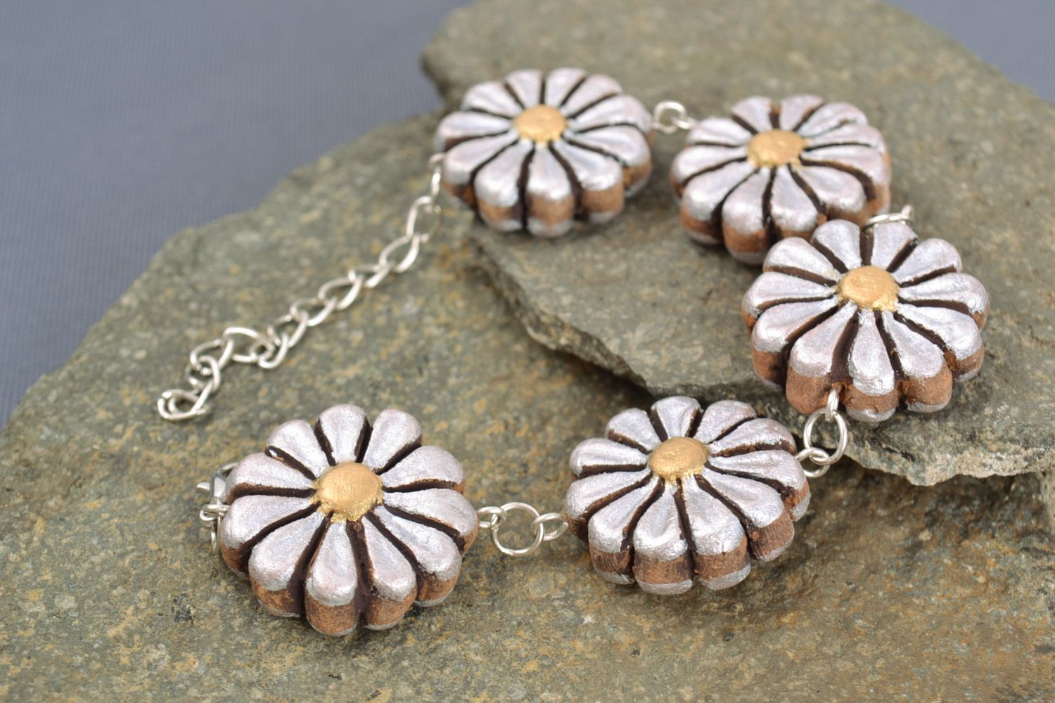 Bracelet en terre cuite fait main original perles en forme de marguerite photo 1