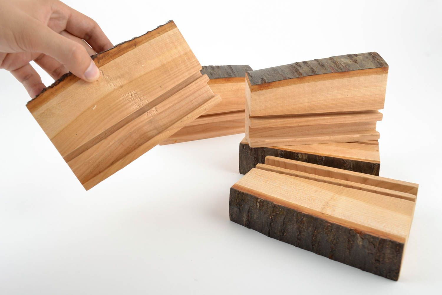 Sujetadores para tablets de madera juego de cinco piezas marrones artesanales foto 5