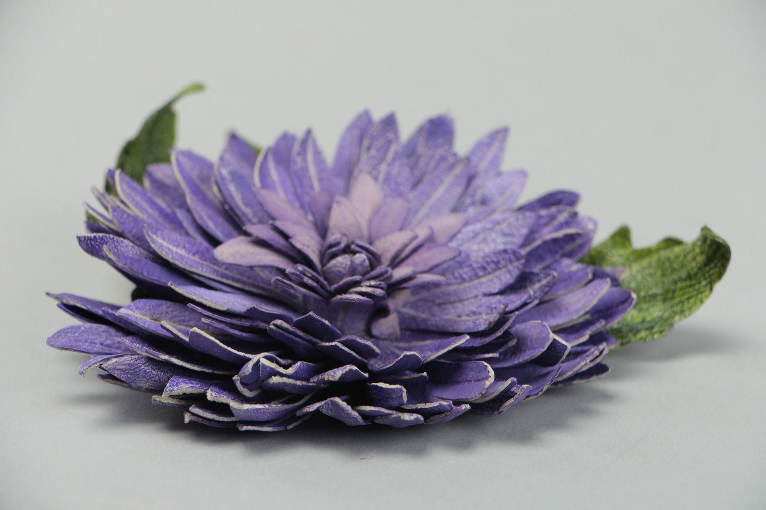 Фиолетовая брошь из натуральной кожи в виде цветка крупная фото 2
