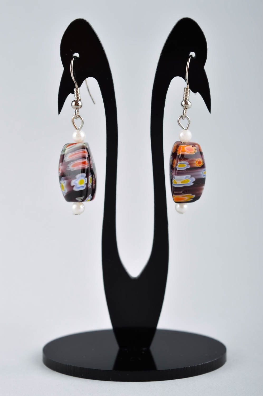 Серьги ручной работы серьги из стекла черные с цветами подарок женщинам фото 2