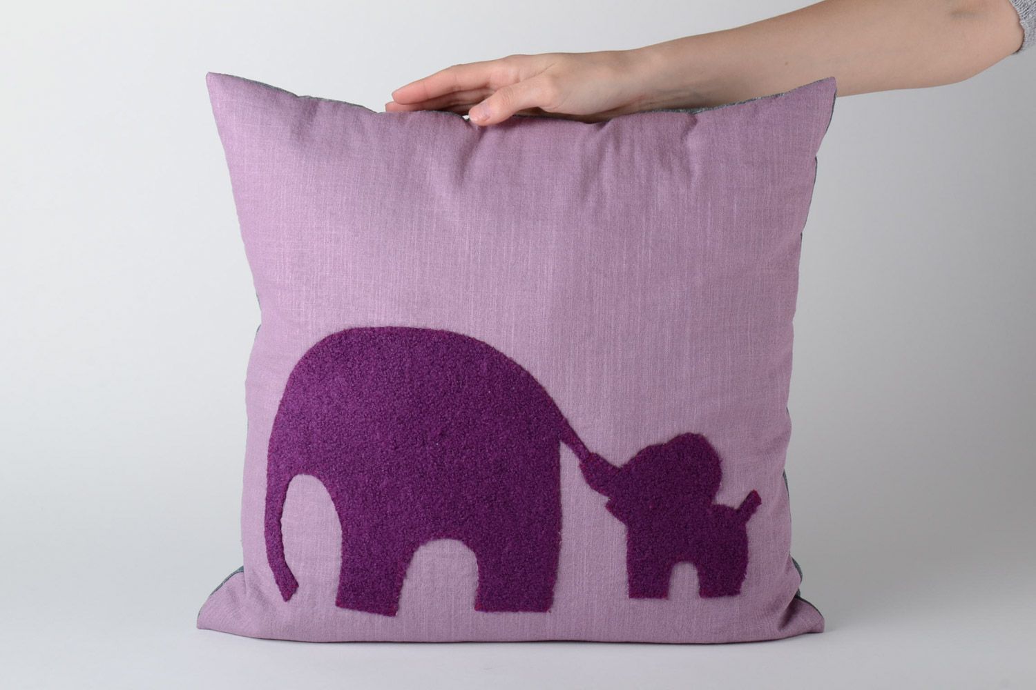 Текстильная диванная подушка с аппликацией ручной работы сиреневая с фиолетовым фото 5