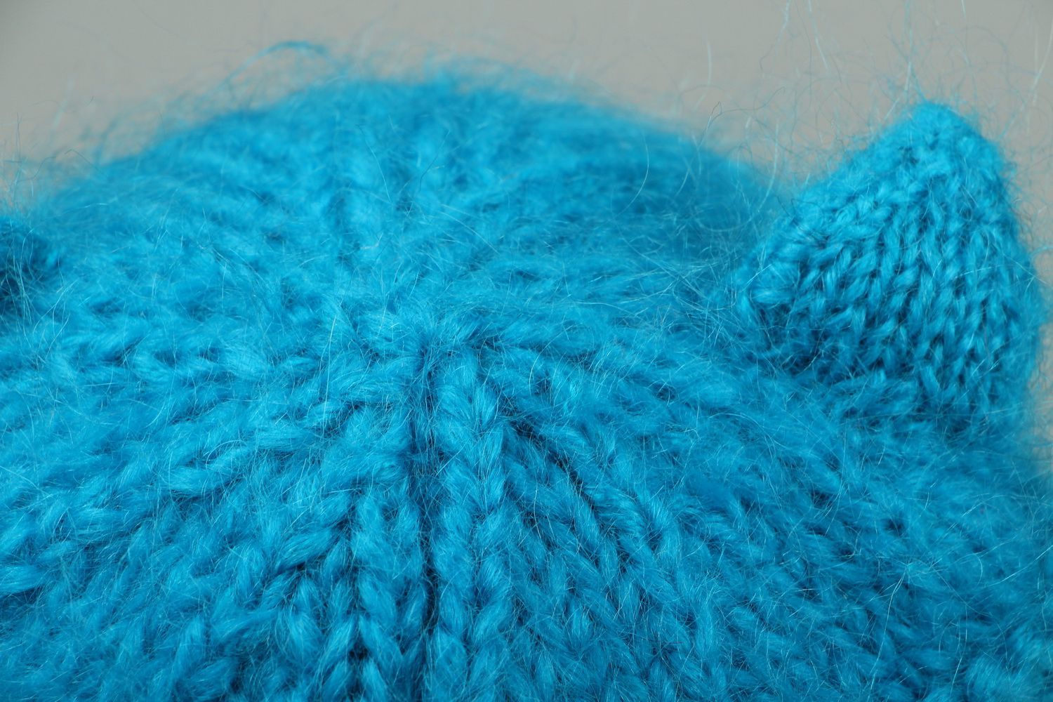 Bonnet tricoté bleu clair avec les pompons photo 5
