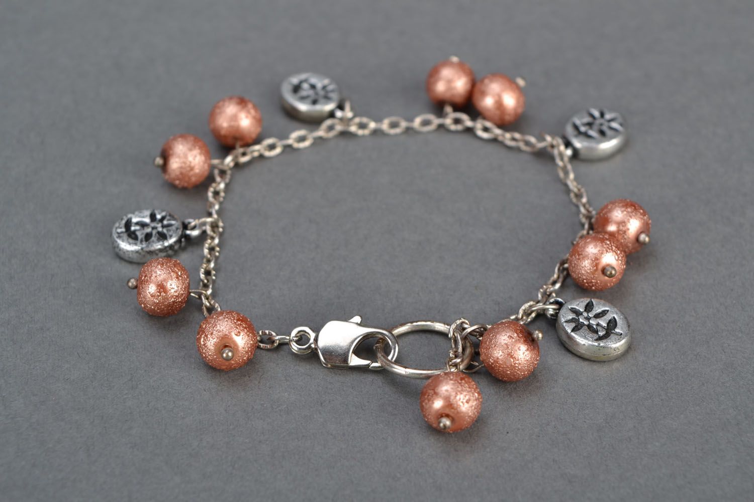 Bracelet avec breloques en formes de perles fantaisie fait main photo 5