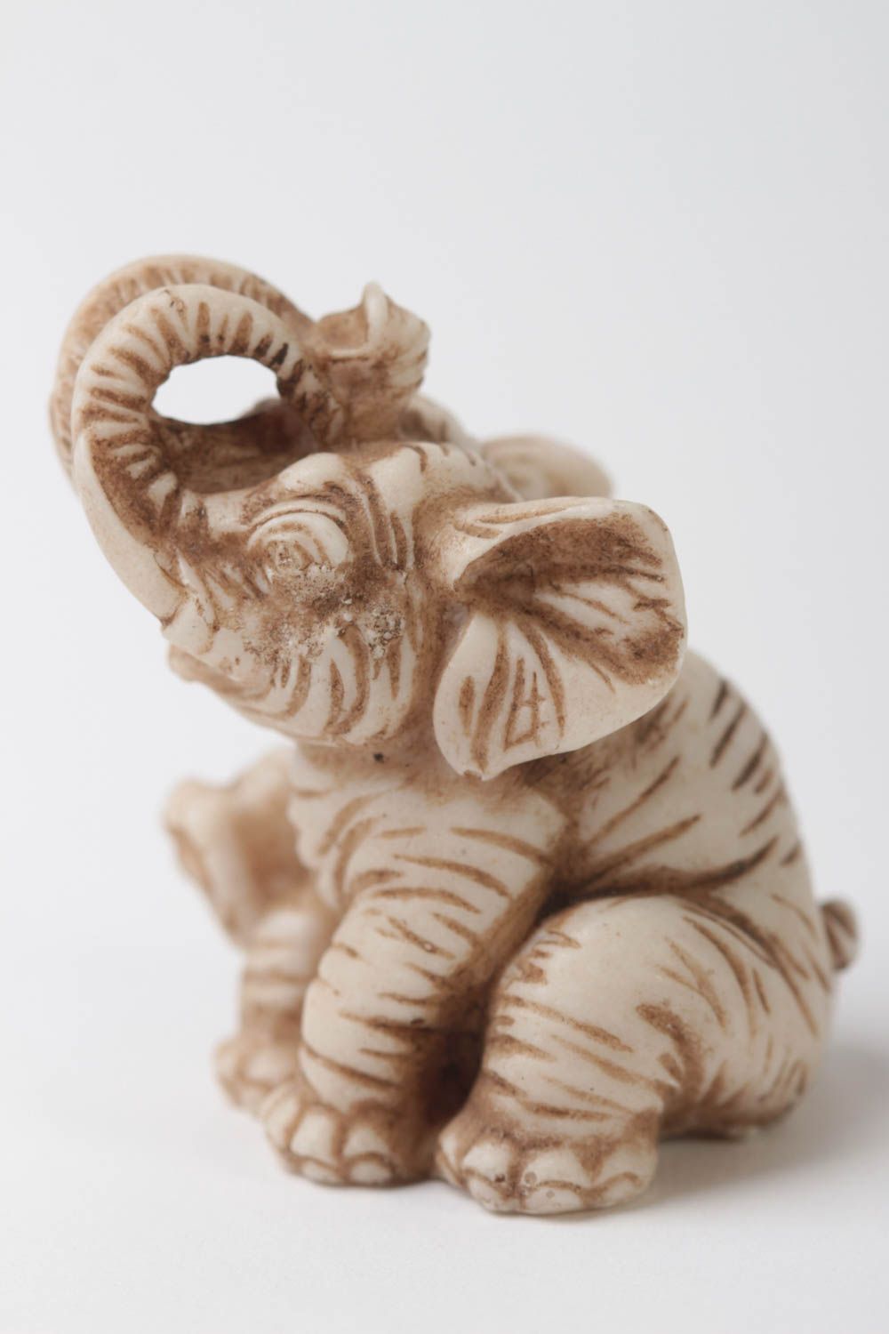Маленькая фигурка нэцкэ сидящий слон для декора или подарка ручной работы фото 3