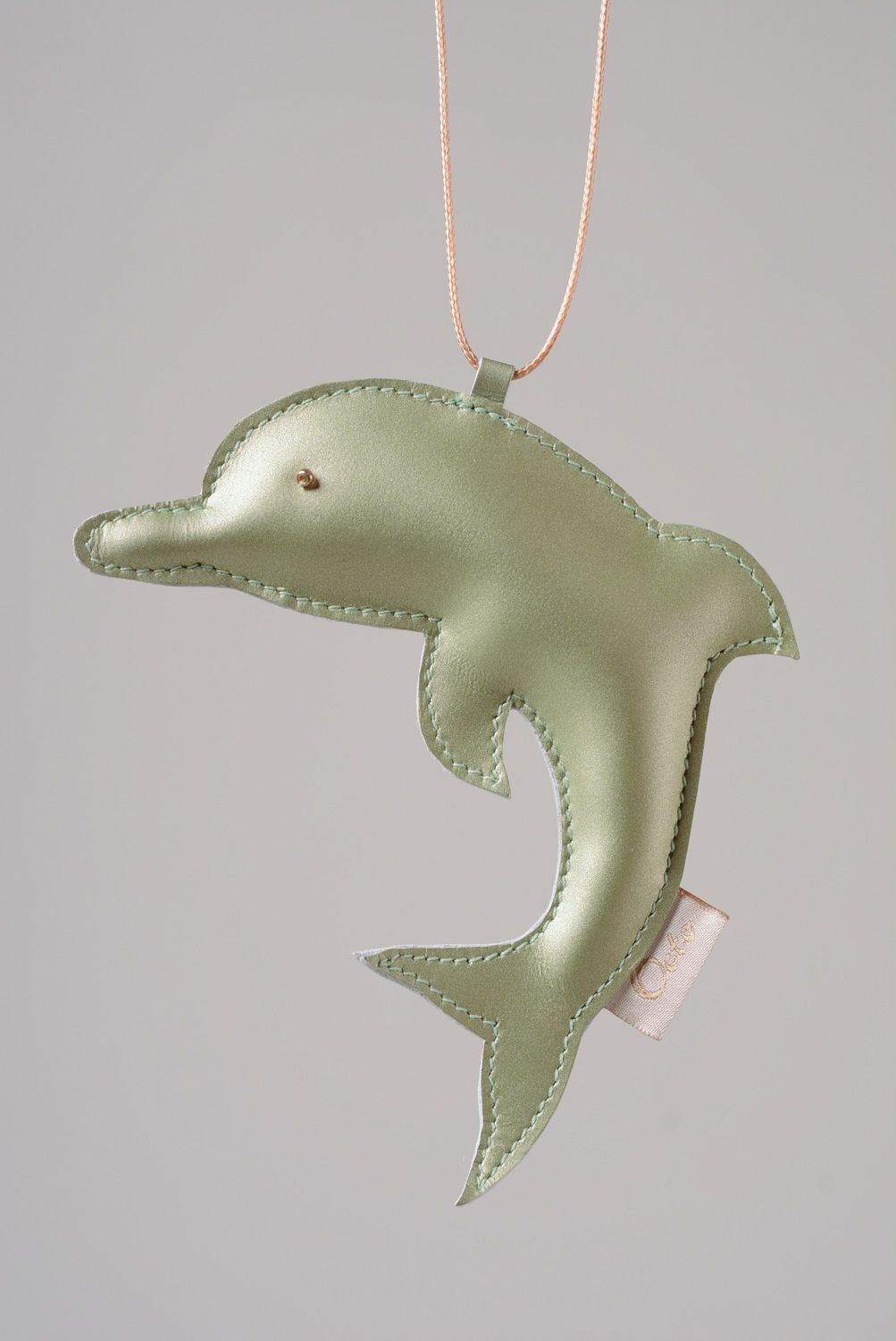 Colgante para bolsos de cuero con forma de delfín hecho a mano  foto 1