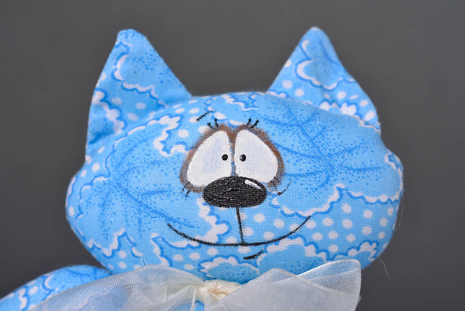 Игрушка ручной работы интерьерная игрушка декор для дома в виде кота голубая фото 2