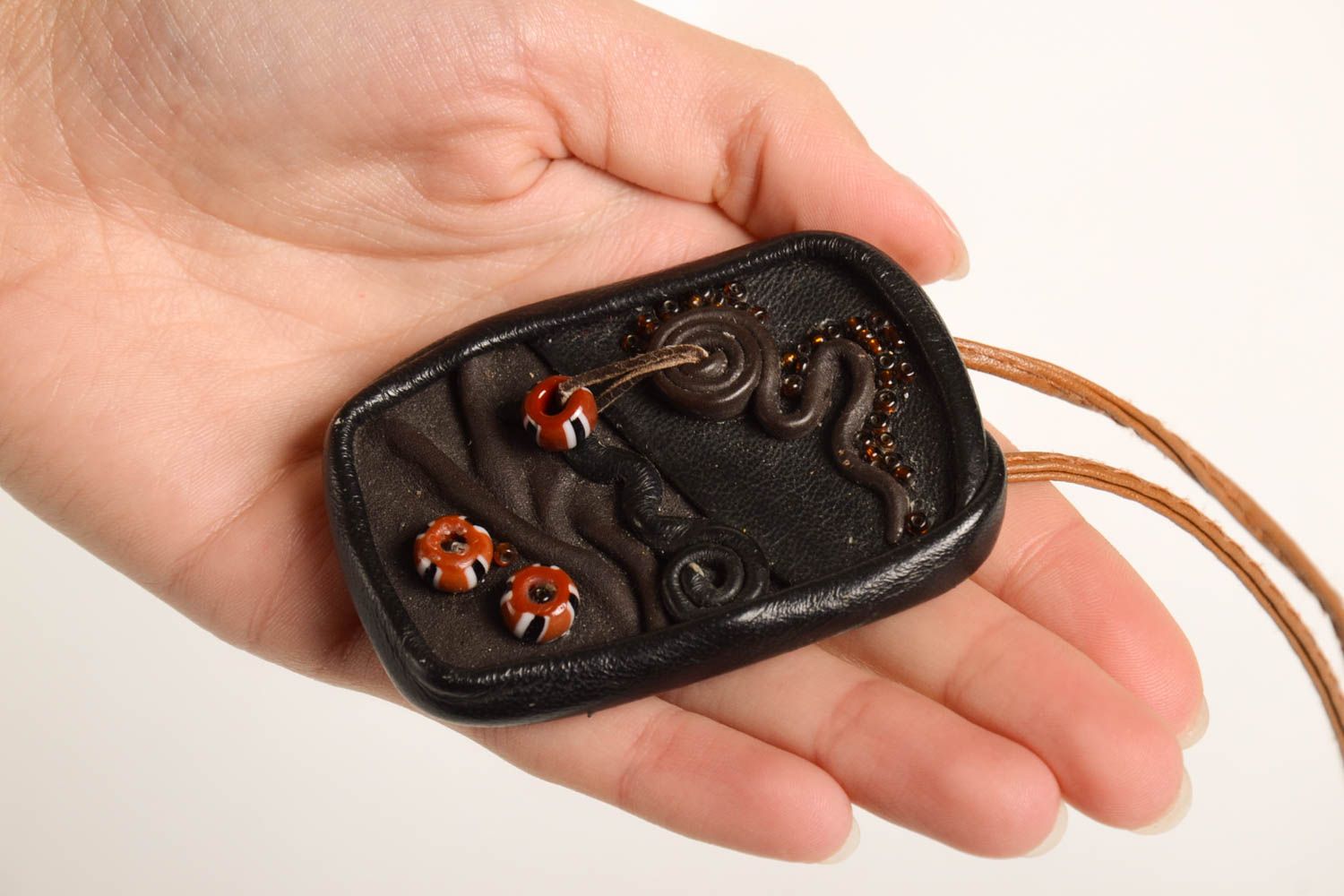 Украшение ручной работы кулон из кожи женский кулон на коричневом шнурочке фото 3
