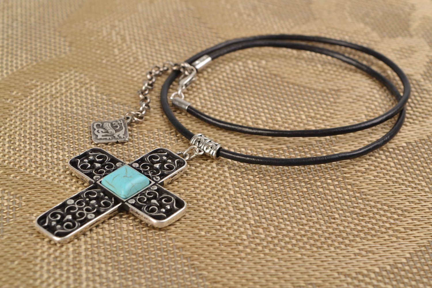 Beau collier en métal avec pierre naturelle en forme de croix byzantine photo 1