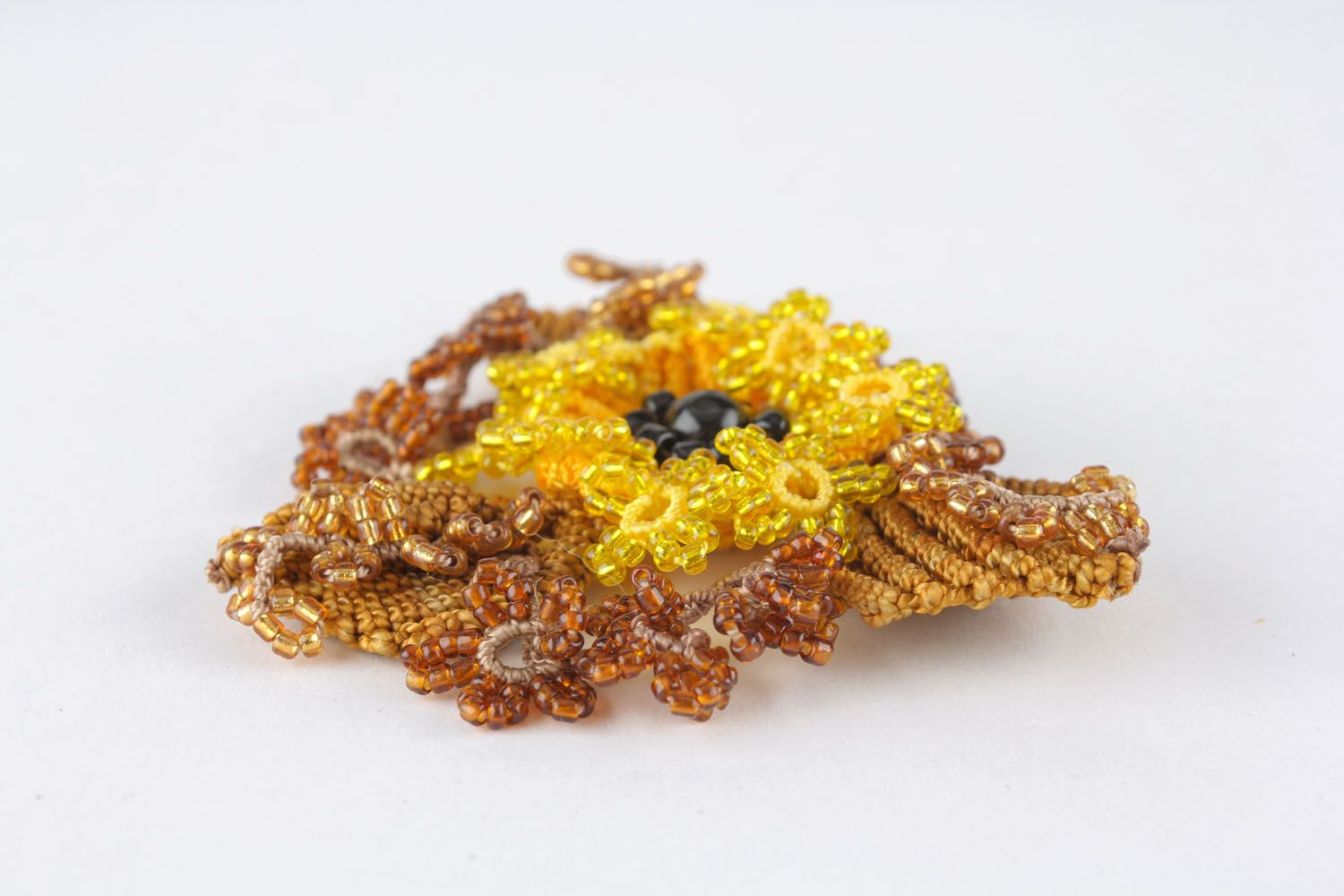 Broche artesanal em técnica macramê em forma de uma flor foto 4