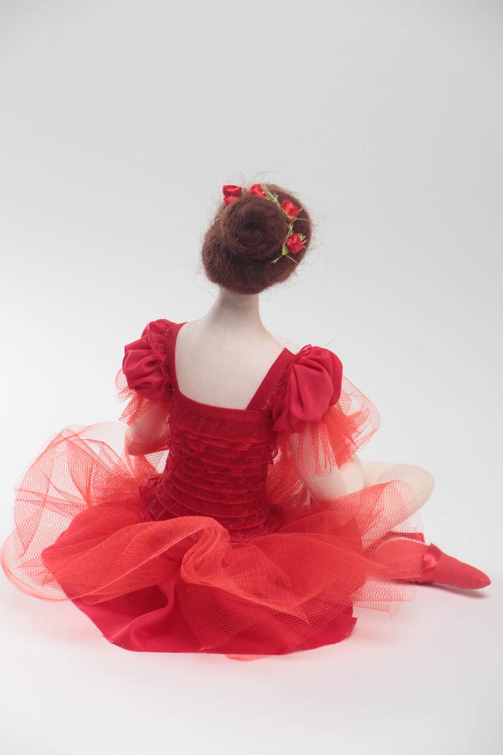 Bambola in stoffa fatta a mano ballerina bella in vestito rosso da decorazione

 foto 4