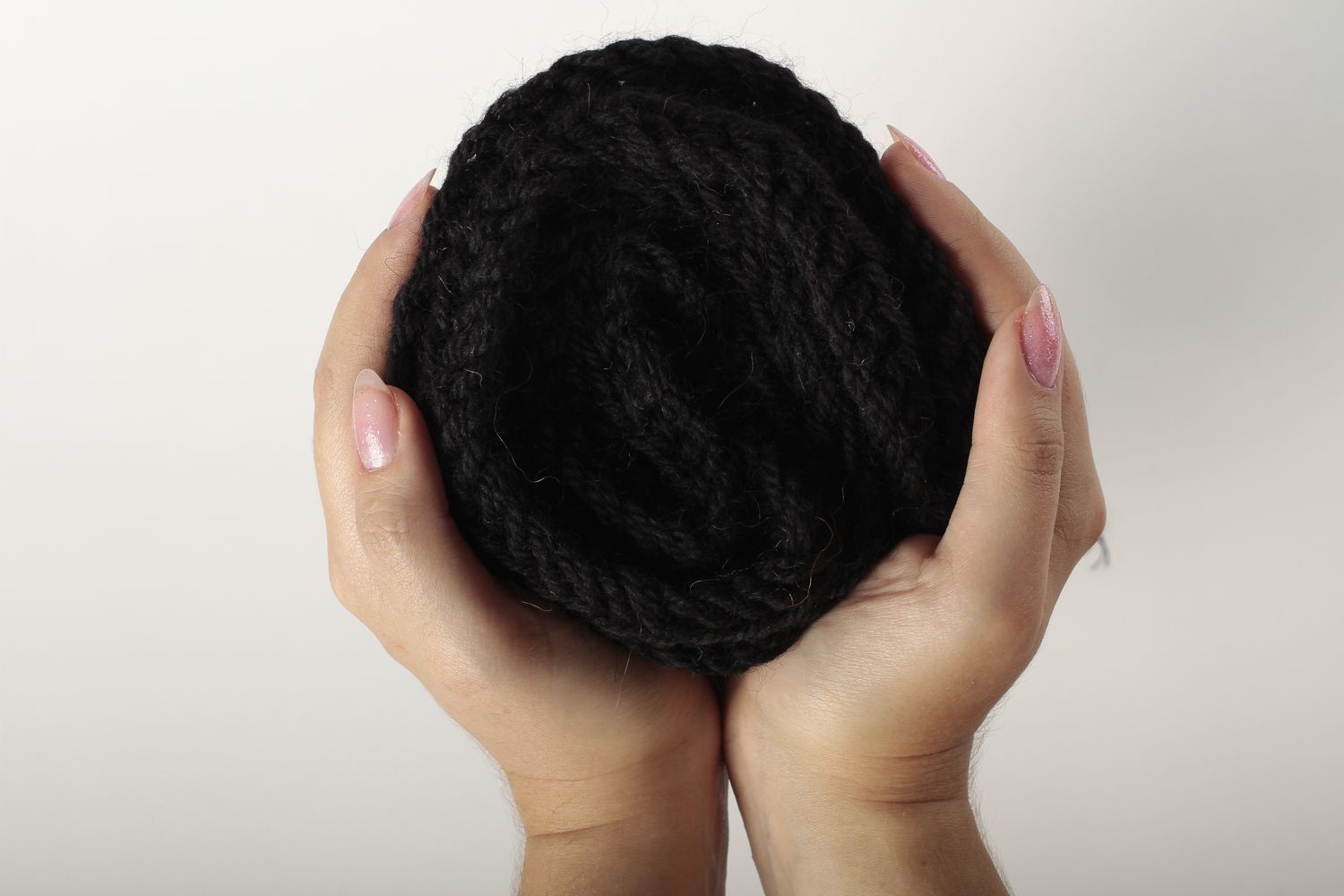 Sciarpa di lana fatta a mano accessorio all'uncinetto da donna in colore nero foto 4