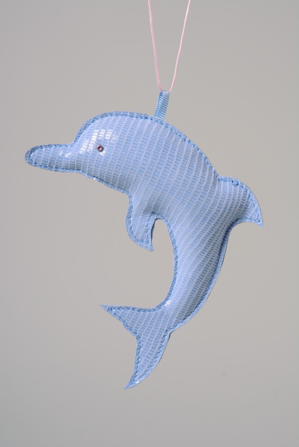 Designer Taschen Anhänger aus Leder Blauer Delphin foto 1